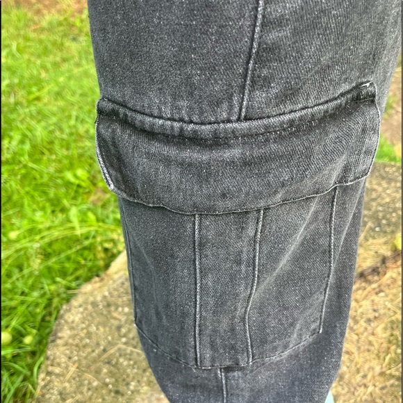 These 90s cargo pants are perfect for walking around the street with friends! - Picture 3 of 5